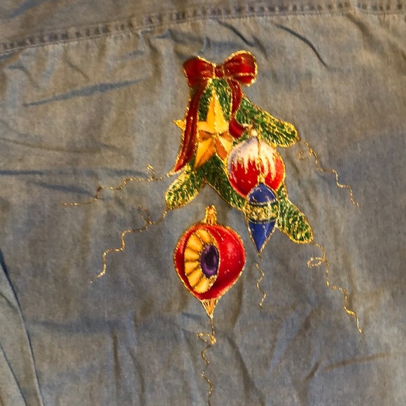 CHRISTMAS Button Up 🎄 - Picture 4 of 5